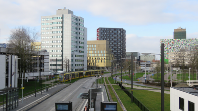848235 Gezicht op enkele universiteitsgebouwen en gebouwen van de Hogeschool Utrecht (HU) in het Science Park Utrecht, ...
